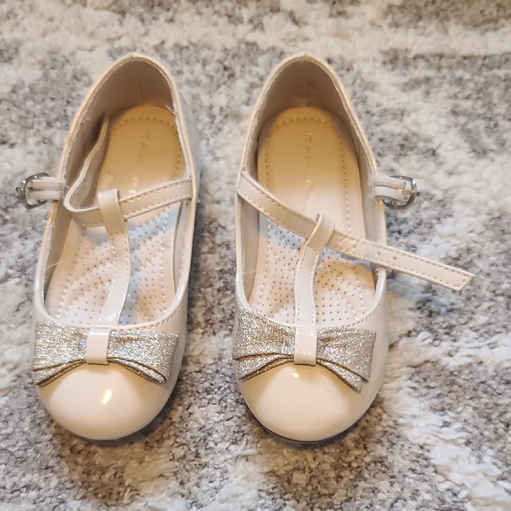 2 for $35 - Tahari Toddler Girls Size 9 Cream Patent Shoes with Bow
